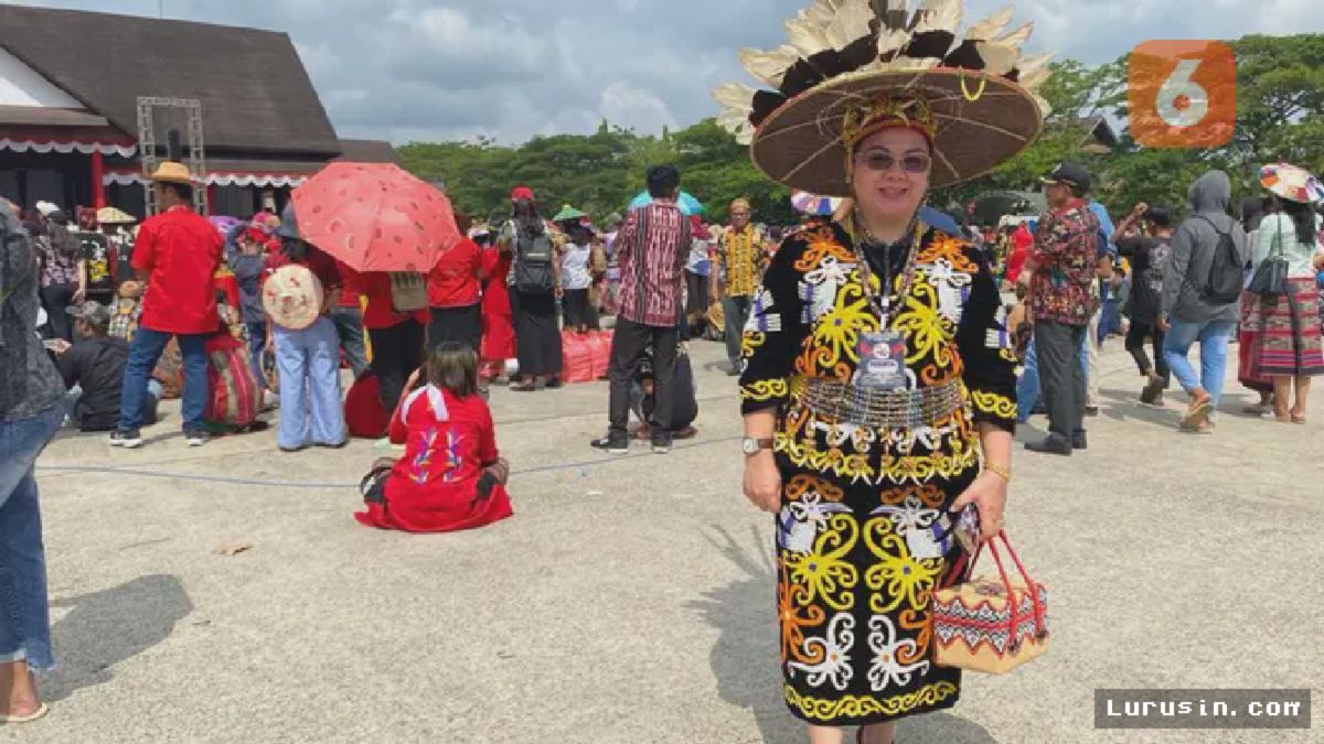 Kutai Barat — Perempuan Dayak Kenakan Pakaian Adat dengan Sentuhan Kreasi Pribadi