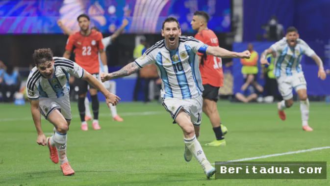 Laporan Redaksi  — Panggung Piala Dunia 2026 kembali menjadi saksi keabadian seorang maestro. Lionel Messi, kapten tim nasional Argentina, mencatatkan namanya di papan skor dalam laga 16 besar melawan Mesir yang digelar pada Rabu (8/7/2026). Sebuah selebrasi gol yang tidak hanya membawa La Albiceleste melaju ke perempat final, tetapi juga menegaskan bahwa di usia yang hampir menginjak 39 tahun, mantan bintang Barcelona dan Paris Saint-Germain itu belum kehabisan bahan bakar.