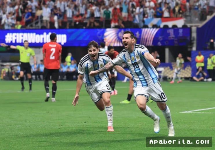 ATLANTA, Apaberita.com — Argentina memastikan langkah ke perempat final Piala Dunia 2026 setelah menyingkirkan Mesir lewat laga dramatis yang berakhir dengan skor 3-2 di Stadion Atlanta, Georgia, Selasa (7/7/2026) malam WIB. Gol penentu kemenangan Albiceleste tercipta di menit-menit akhir babak kedua, memupus asa The Pharaohs yang sempat unggul dua kali sepanjang pertandingan.