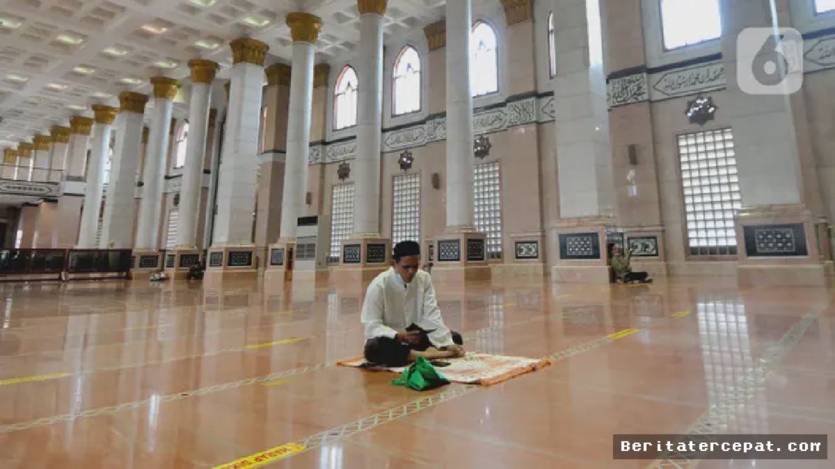 Depok — Umat Muslim Padati Masjid Kubah Emas Demi Perbanyak Ibadah Ramadhan