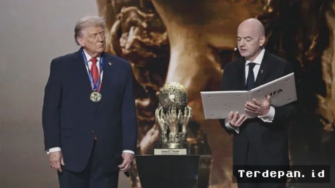 WASHINGTON, DC  — Suasana khidmat dan penuh kemeriahan menyelimuti Kennedy Center pada Jumat malam, 5 Desember 2025, saat Presiden Amerika Serikat Donald Trump menerima penghargaan bergengsi FIFA Peace Award. Penghargaan tersebut diserahkan langsung oleh Presiden FIFA Gianni Infantino di sela-sela acara pengundian resmi Piala Dunia 2026 yang untuk pertama kalinya akan digelar di tiga negara: Amerika Serikat, Kanada, dan Meksiko. Momen bersejarah ini tidak hanya menandai dimulainya hitung mundur menuju turnamen sepak bola terbesar di dunia, tetapi juga menegaskan peran diplomasi olahraga dalam membangun jembatan perdamaian global.