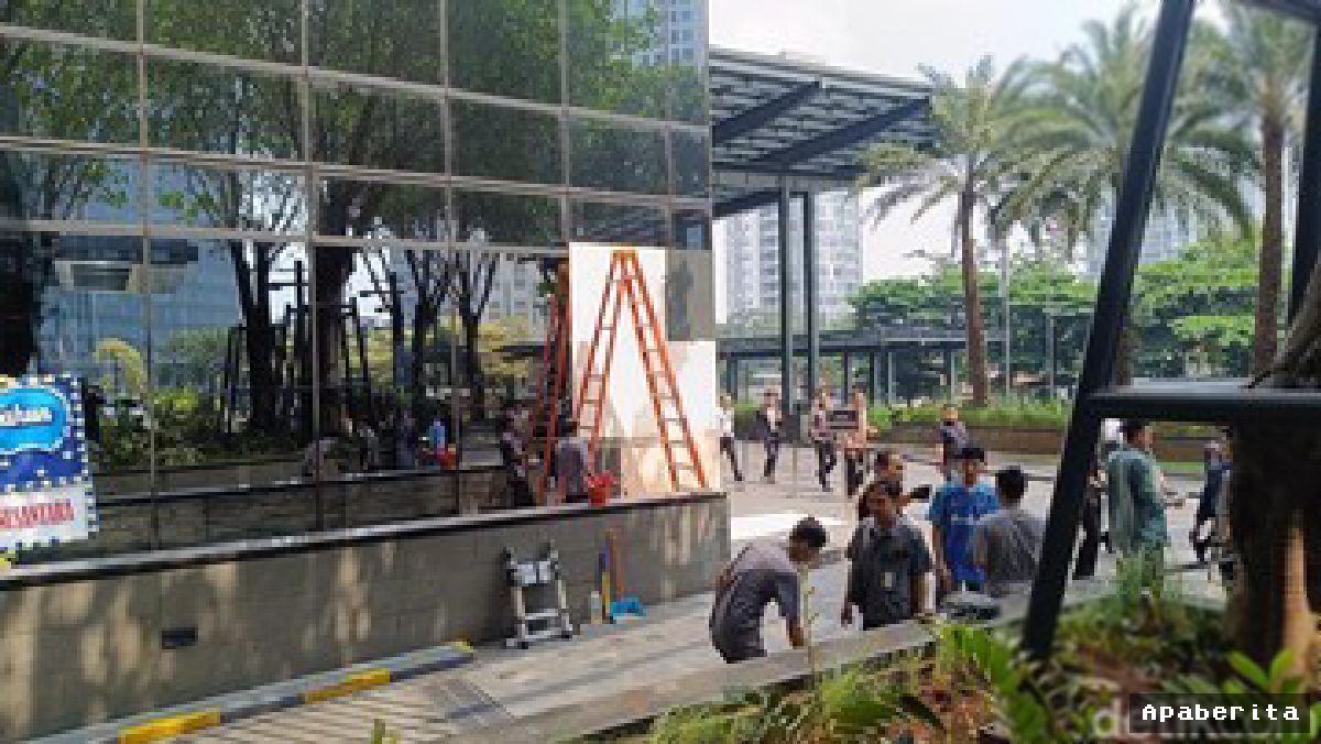 Mobil Tabrak Gedung di SCBD, Kaca Pecah Berantakan