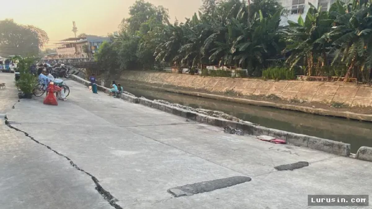 JAKARTA TIMUR — Jalan Kayu Mas Utara Ambruk Empat Bulan Tanpa Perbaikan