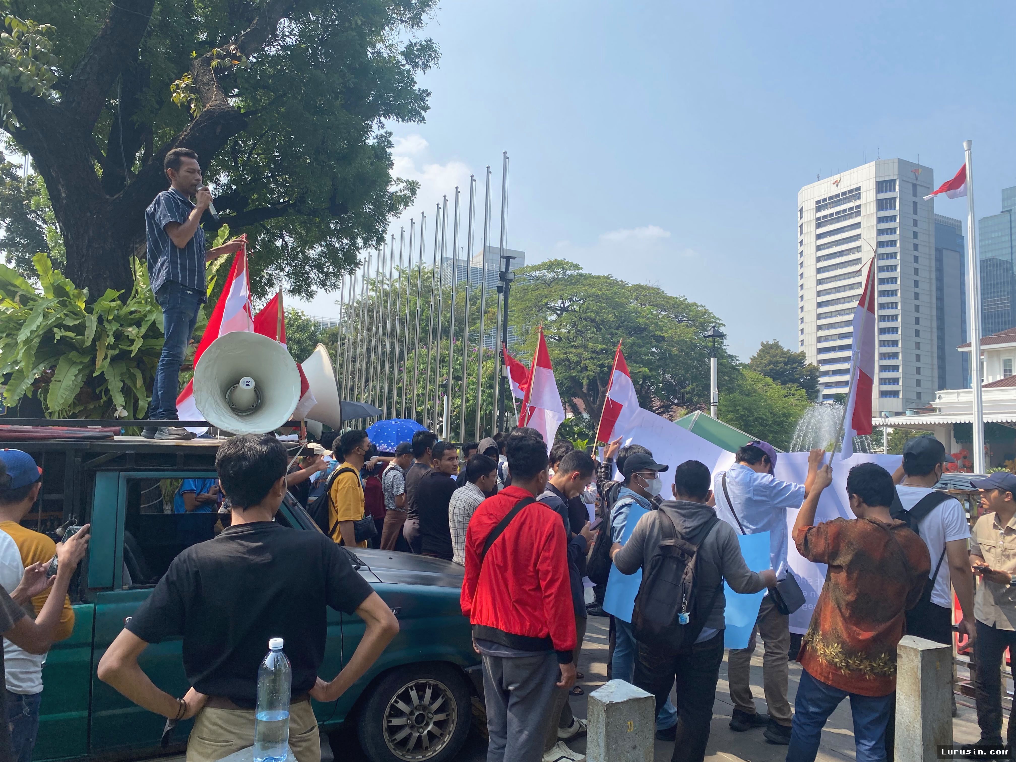 JAKARTA — Aliansi Muda Bersatu (AMB) mendatangi Balai Kota DKI Jakarta dan