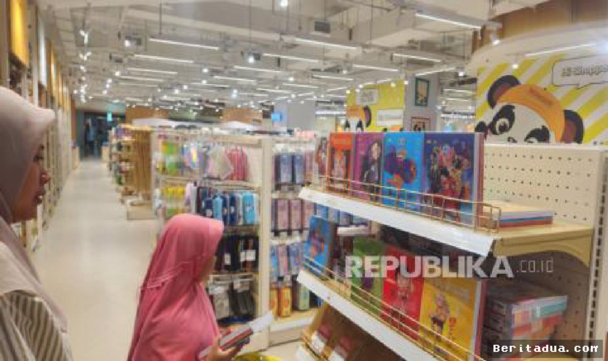 Jakarta — Hiruk-pikuk pusat perbelanjaan buku dan alat tulis di kawasan Pasar