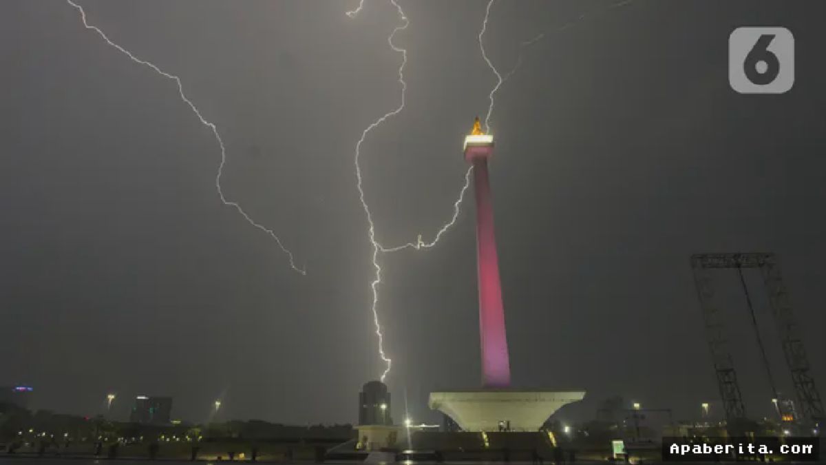 Jakarta — Petir Sambar Monas Saat Hujan Deras Guyur Jakarta
