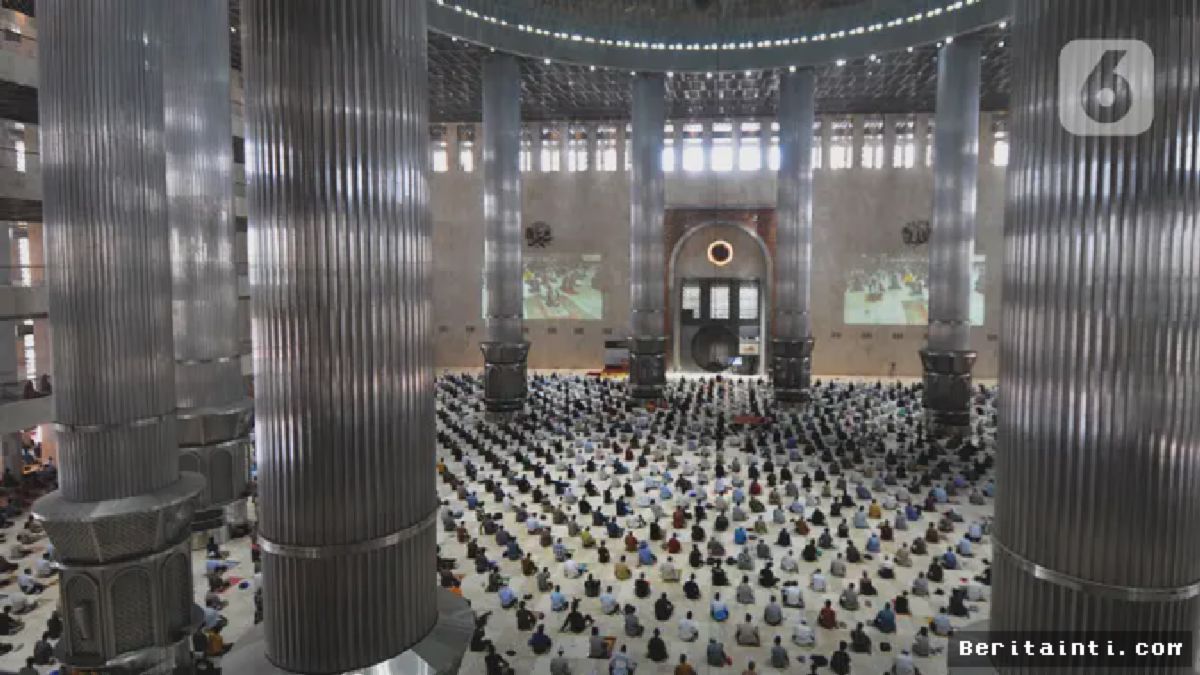 Jakarta – Masjid Istiqlal Gelar Sholat Jumat dengan Pembatasan 30 Persen Kapasitas di Ramadhan 1442 H
