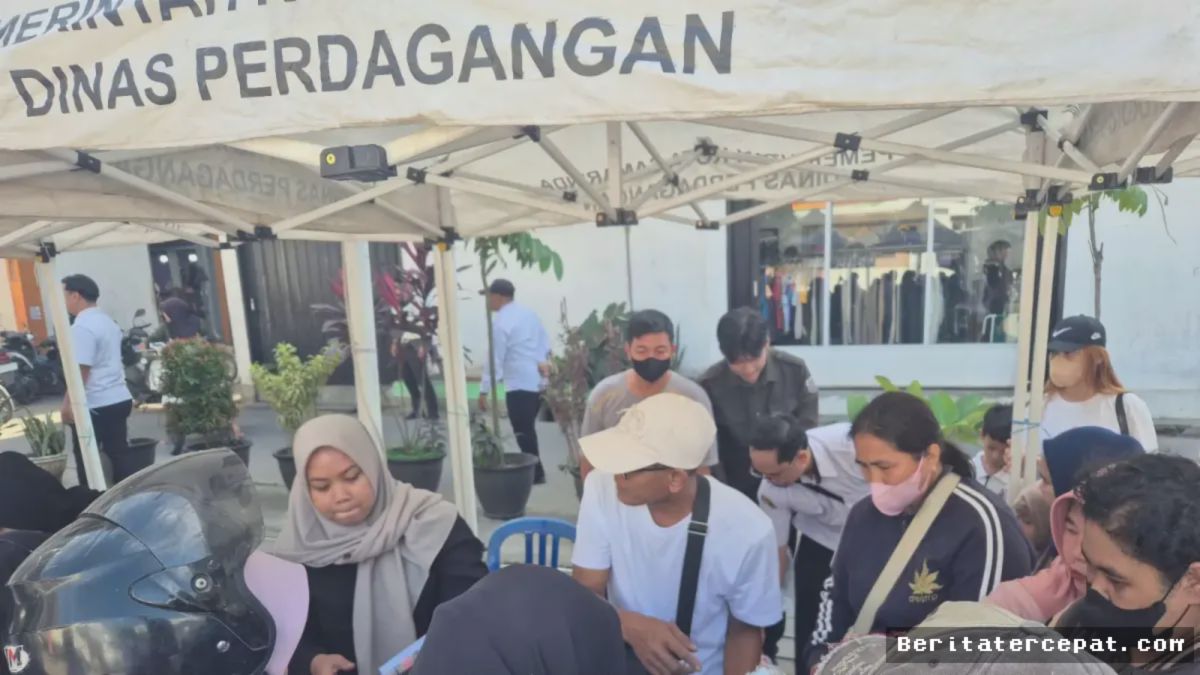Samarinda — Bazar Murah Pemkot Samarinda Diserbu, Seragam dan Buku Tulis Ludes