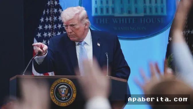 WASHINGTON — Presiden Amerika Serikat Donald Trump tampil dalam konferensi pers di Gedung Putih pada Minggu, 6 April 2026, pukul 14.00 Waktu Bagian Timur (ET). Dalam kesempatan tersebut, ia mengumumkan paket tarif baru terhadap impor produk teknologi dari Tiongkok, memperdalam perang dagang yang telah menjadi ciri khas kebijakan luar negerinya. Langkah ini diambil di tengah persaingan global untuk mendominasi sektor kecerdasan buatan, semikonduktor, dan energi hijau, serta menjelang pemilu paruh waktu Amerika Serikat yang dijadwalkan pada November mendatang.