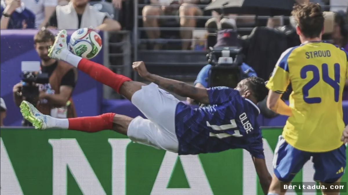 PARIS — Federasi Sepak Bola Prancis Minta FIFA Anulir Kartu Kuning Olise