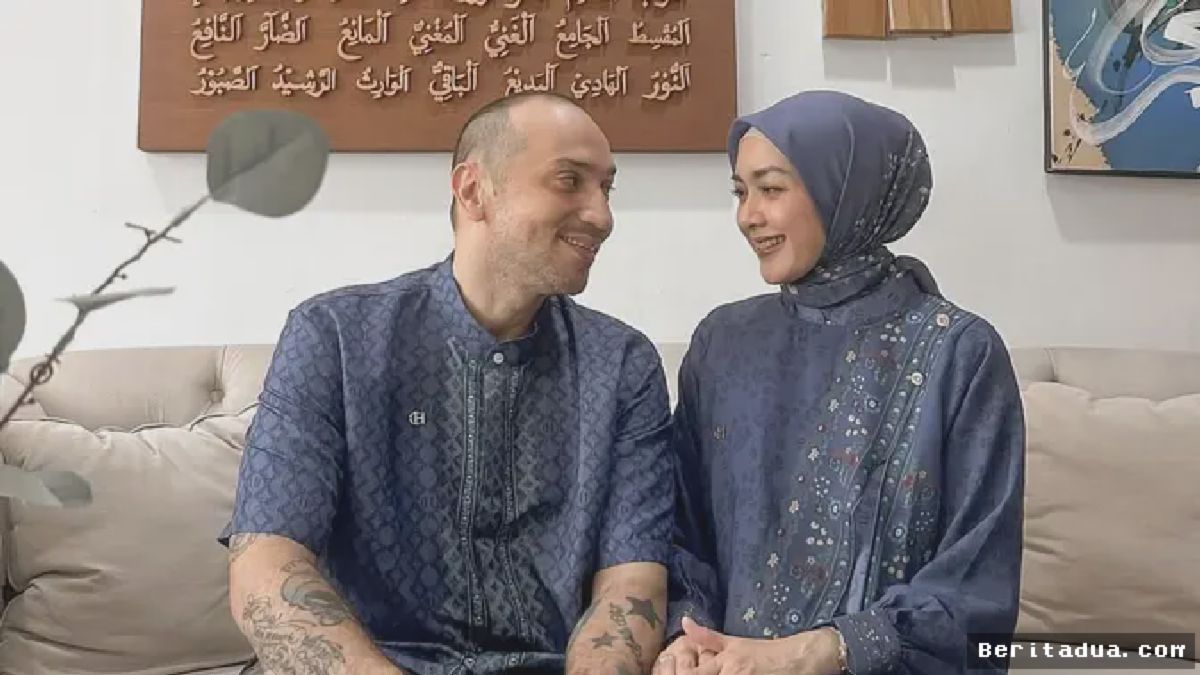 Richa Iskak dan Suami Tampil Serasi dalam Balutan Busana Couple