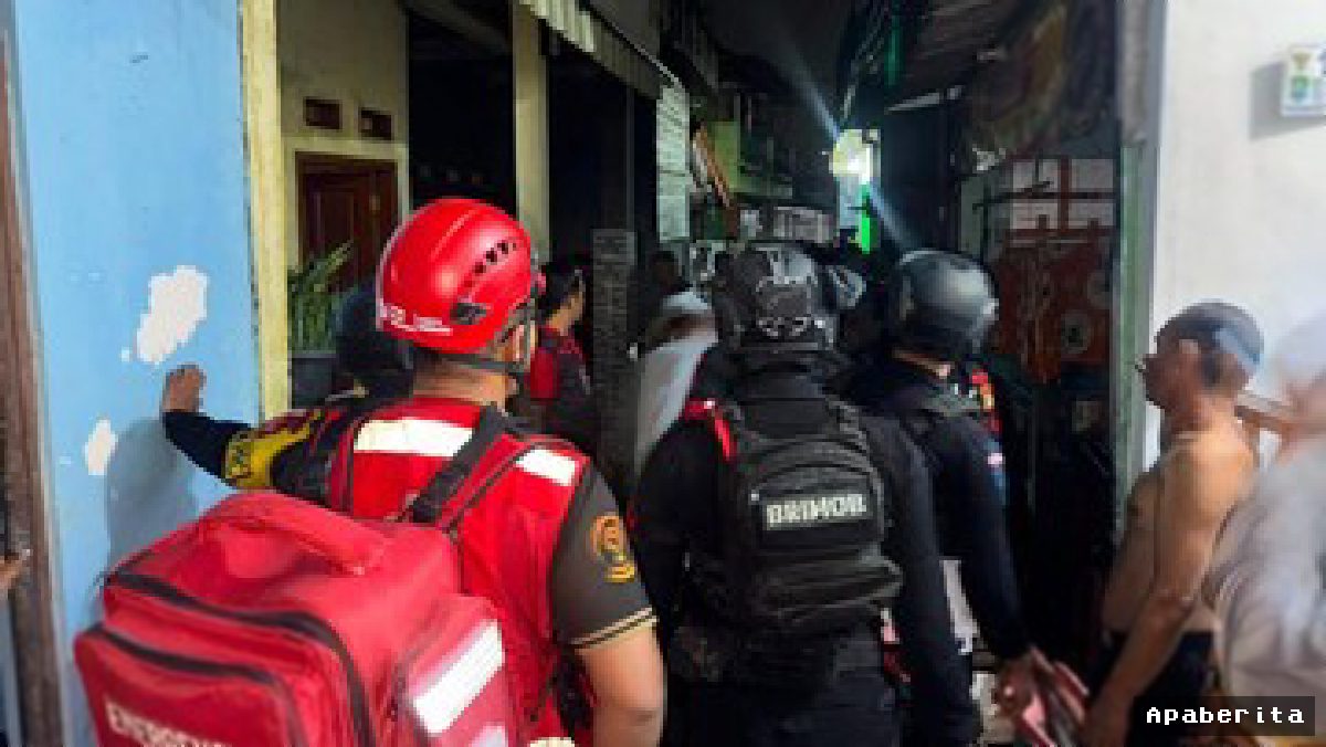 Patroli Malam Brimob Padamkan Api Permukiman di Bekasi Barat