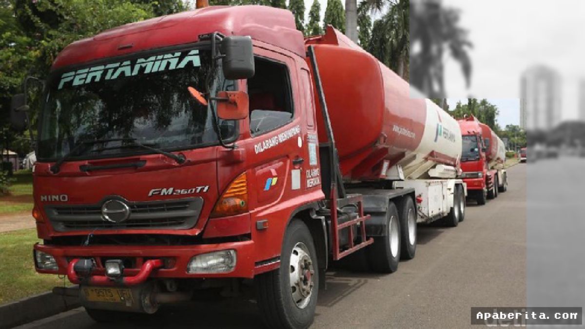Jakarta — Awak Mobil Tangki Pertamina Dipecat Usai Merokok saat Berkendara