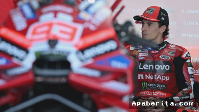 Buriram, Thailand  – Momen bersejarah tercipta di lintasan Sirkuit Internasional Chang ketika bintang balap asal Spanyol, Marc Marquez, menorehkan tinta emas baru dalam kariernya bersama Tim Ducati Lenovo. Pada Minggu, 1 Maret 2026, pembalap dengan nomor start ikonik 93 itu menunjukkan kelasnya sebagai salah satu legenda hidup MotoGP dengan penampilan yang akan dikenang sepanjang masa.