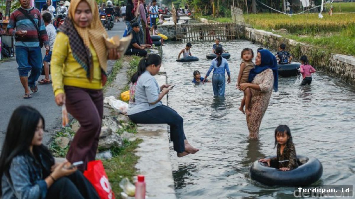 Karawang — Saluran Irigasi Berubah Jadi Waterpark Gratis