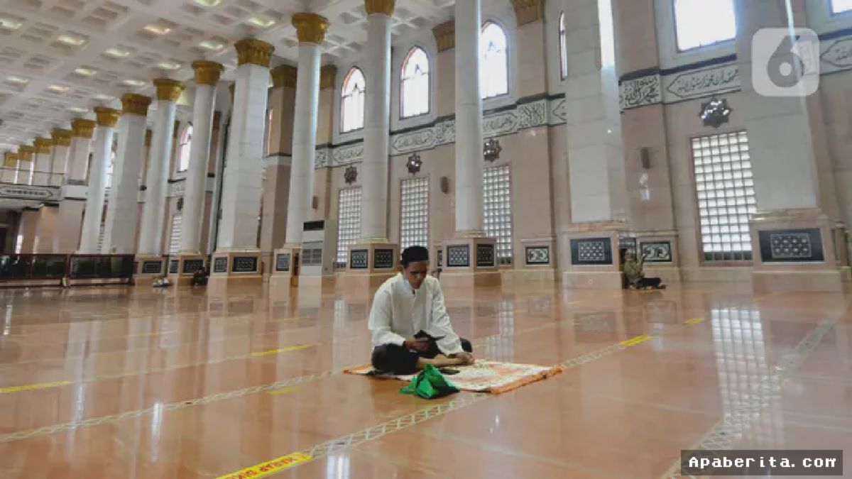 Ramadhan 2021: Umat Muslim Padati Masjid Kubah Emas untuk Tadarus Alquran
