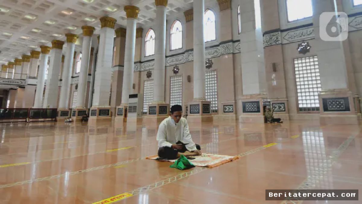 DEPOK — Umat Muslim Padati Masjid Kubah Emas untuk Perbanyak Ibadah