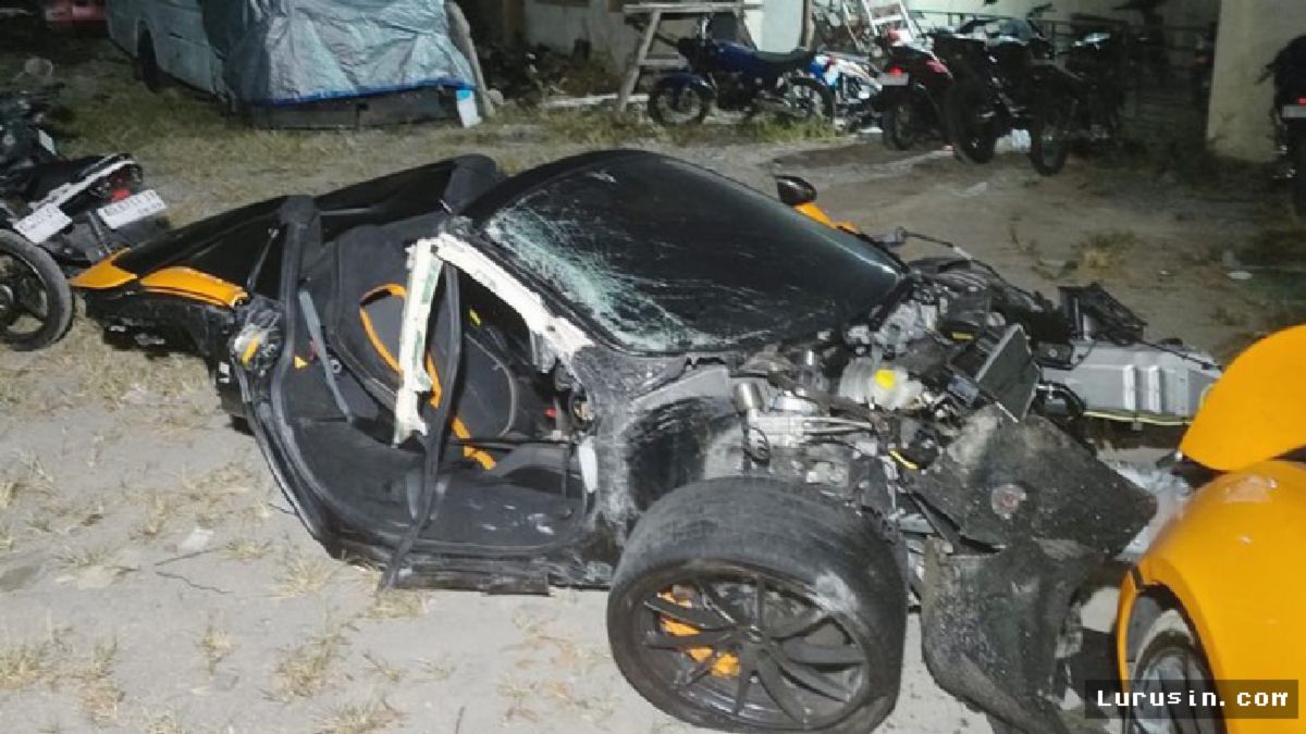 Sukoharjo — McLaren Tabrak Pagar dan Tiang Listrik, Terbelah Dua