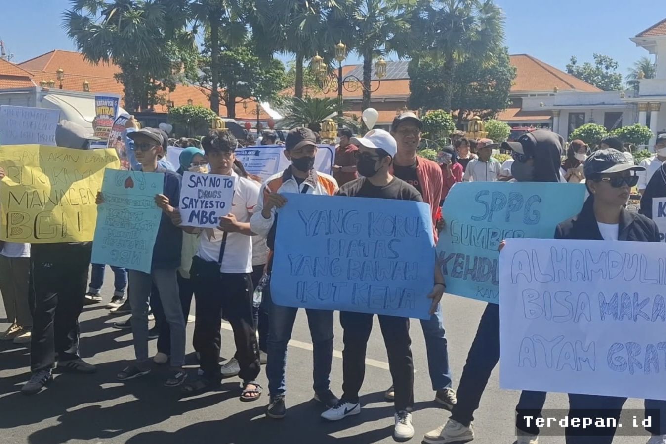 Mitra MBG Surabaya Bagikan Sayuran Gratis, Desak Perbaikan Tata Kelola