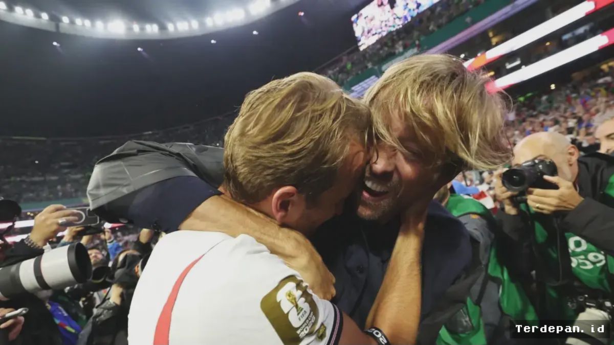 [DOHA] — Inggris Singkirkan Meksiko 3-2, Pelukan Heboh Peter Crouch Curi Perhatian