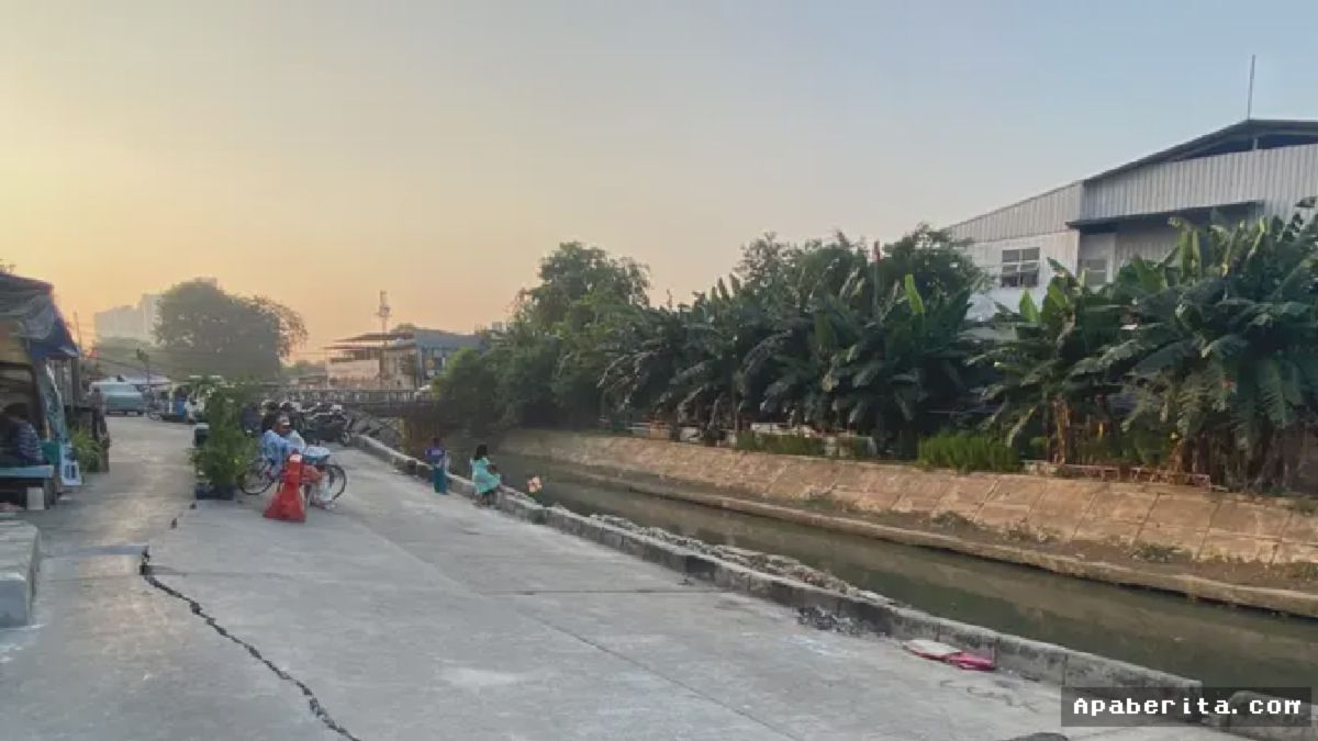 Pulo Gadung: Jalan Kayu Mas Utara Amblas Empat Bulan Tanpa Perbaikan
