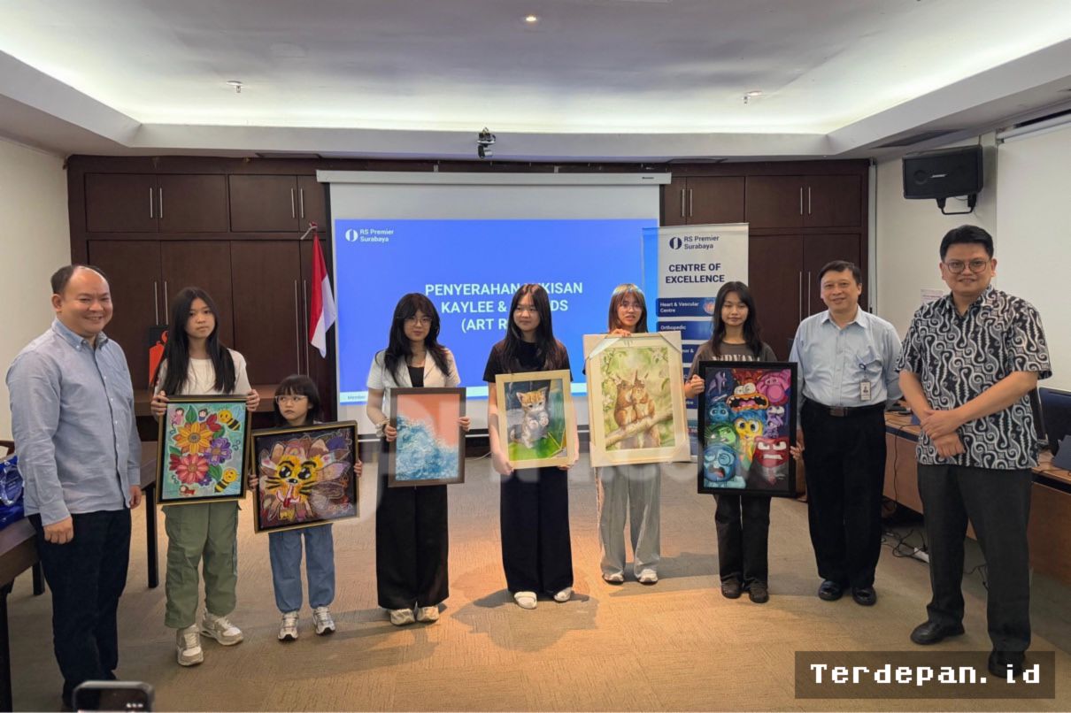 SURABAYA — Lukisan Tujuh Seniman Muda Hibur Pasien Anak di RS Premier Surabaya