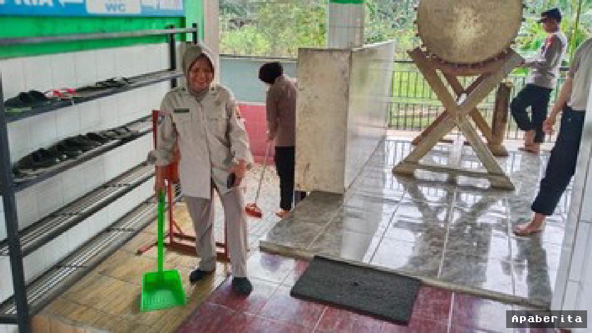 Polres Lubuk Linggau Bersihkan Masjid Lewat Program BELIDA