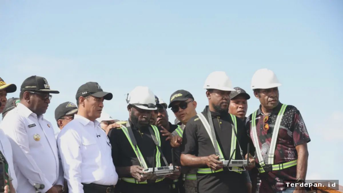 Merauke — Mentan Amran Saksikan Anak Muda Papua Bertani dengan Drone Canggih