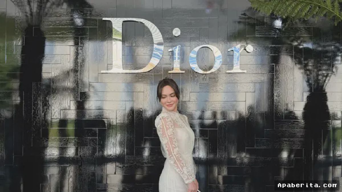 Paris — Shandy Aulia Bergaya Princess di Dior Haute Couture Show