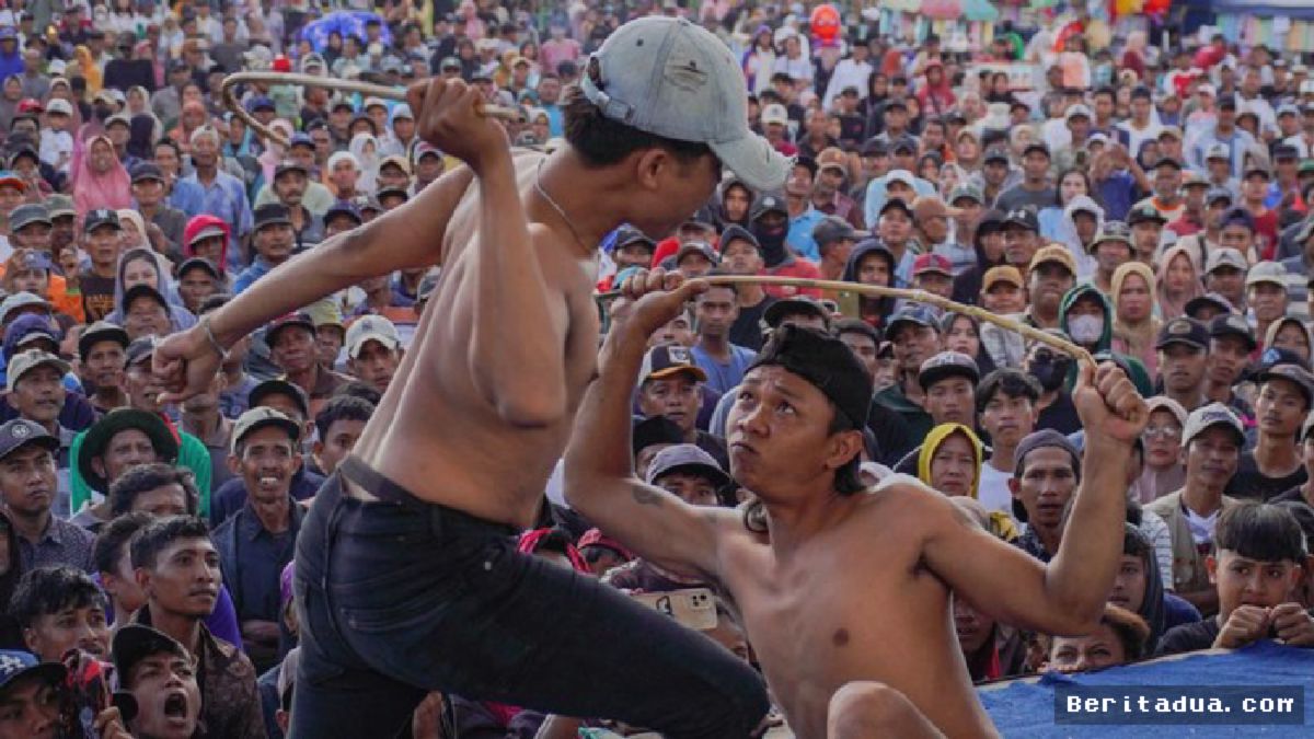 Ojung Kembali Meriahkan Lumajang, Sabet Rotan Sambut Bulan Suro