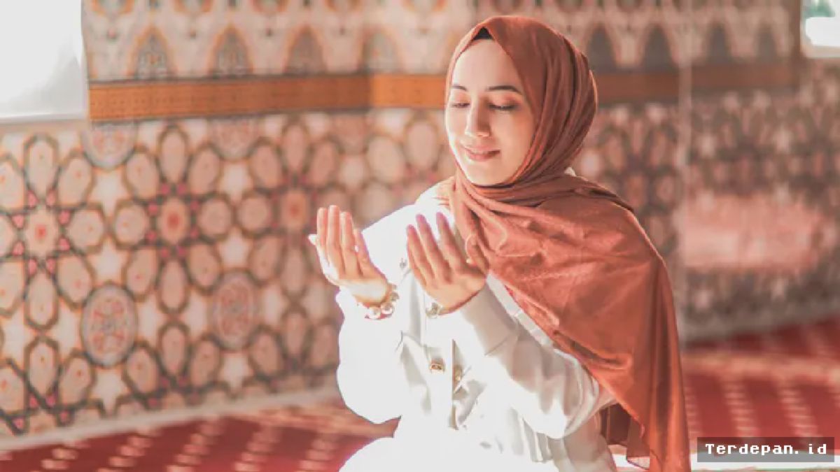Ilustrasi Islami, muslimah, berdoa. (Foto oleh SERHAT TUĞ: https://www.pexels.com/id-id/foto/wanita-perempuan-kaum-wanita-muda-20558485/)