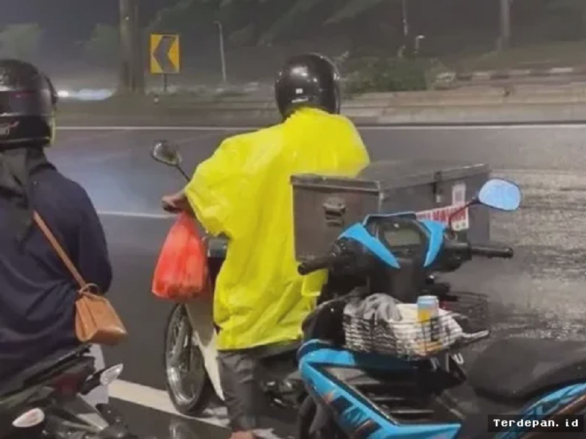 Viral: Penjual Kue Putu Bagikan Gratis Saat Hujan Deras