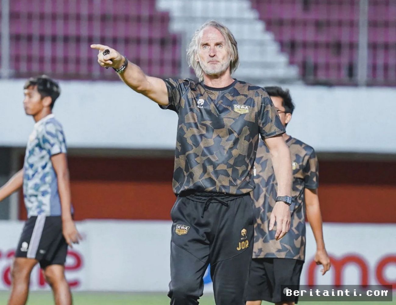 TANGERANG — Dewa United Resmi Akhiri Kontrak Jan Olde Riekerink, Valuasi Tim Diproyeksi Turun