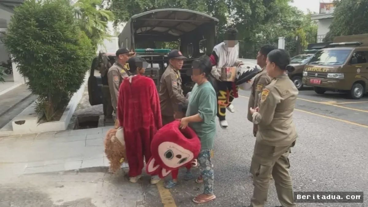 Judul Baru: Satpol PP Samarinda Bongkar Jaringan Pengemis Badut di Simpang Pal 5