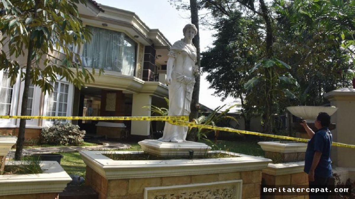 Sentul — Rumah Mewah Digaris Polisi Usai Penggeledahan 3 Kasus Korupsi