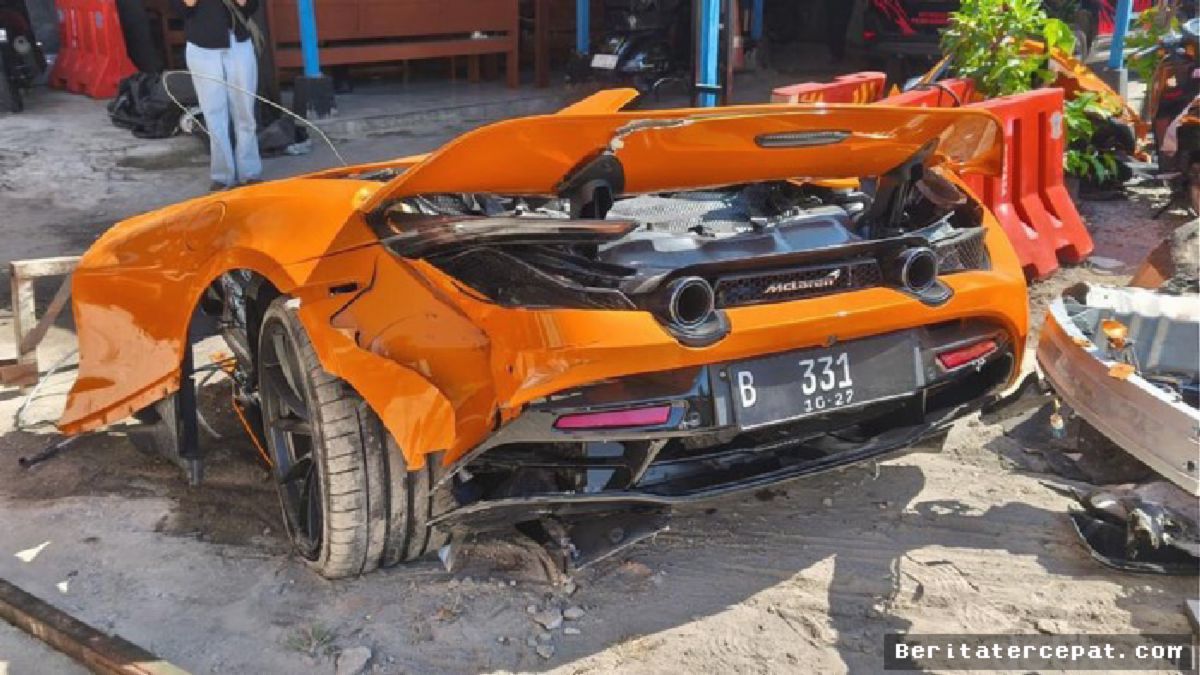 SUKOHARJO — McLaren Terbelah Dua Tabrak Tiang, Identitas Pelat Nomor B-331 Ternyata Terdaftar untuk Ferrari