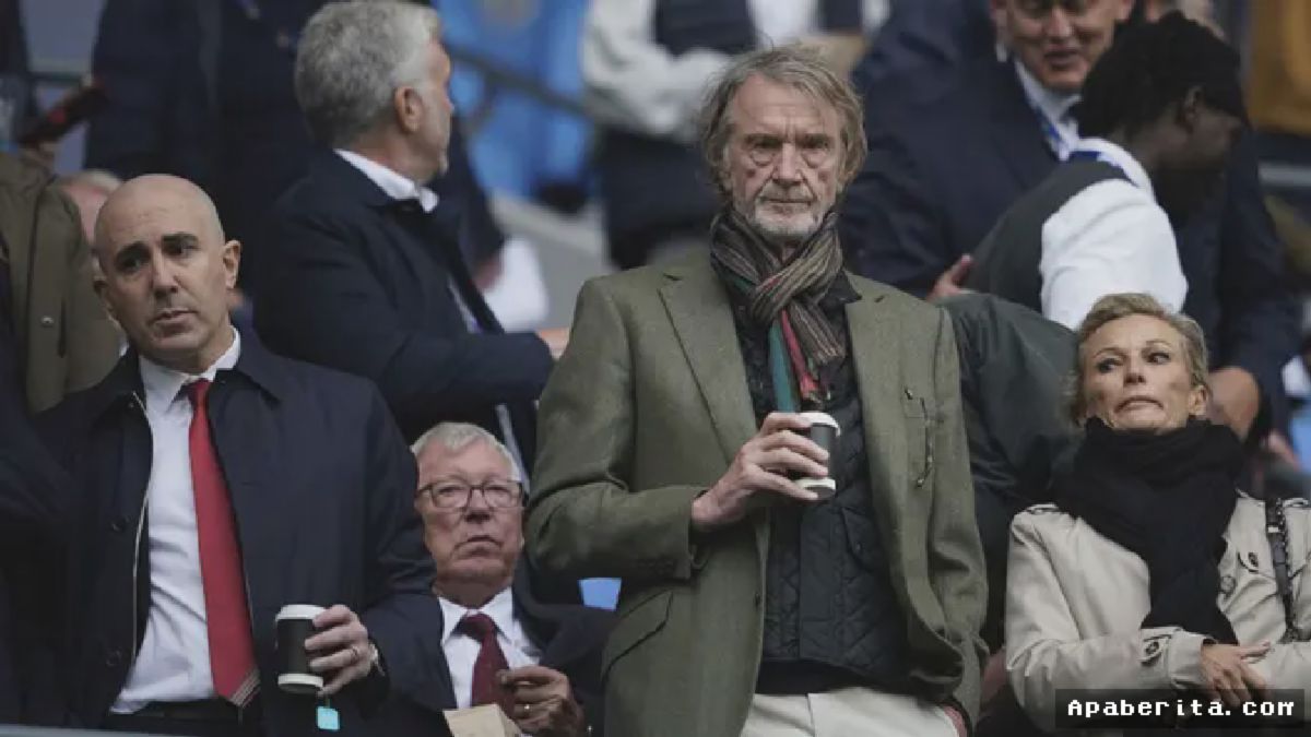 Sir Jim Ratcliffe Saksikan MU Tumbang 2-1 di Etihad