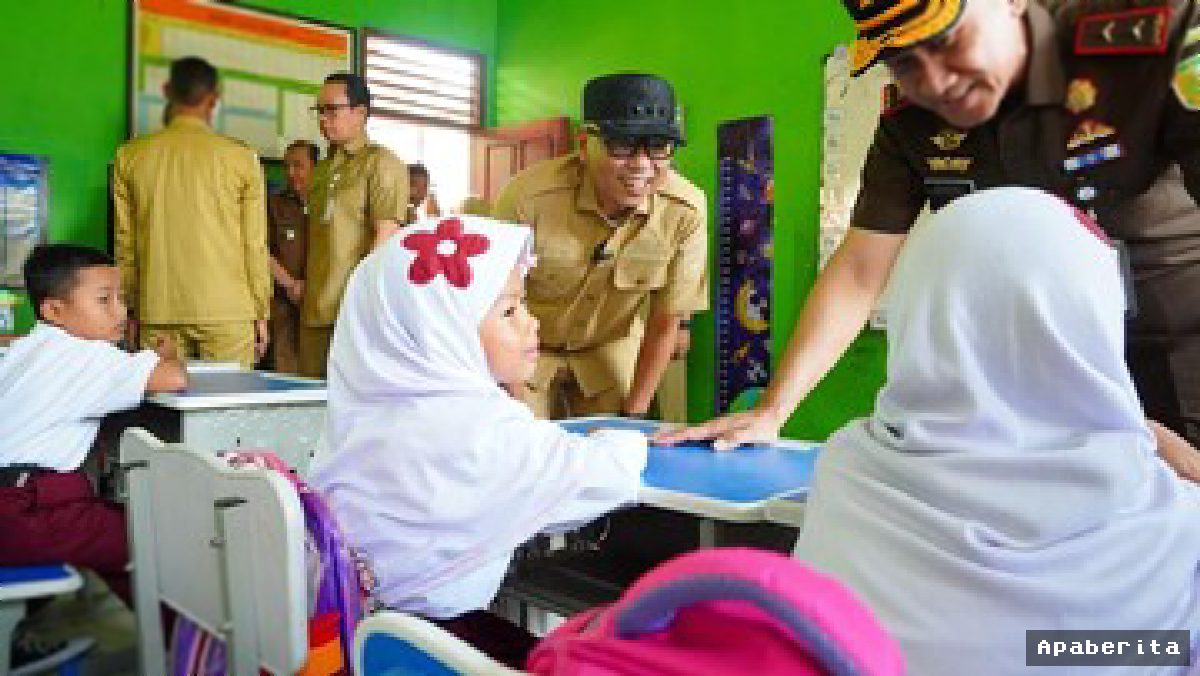 Gubernur Lampung Tinjau Langsung Makan Bergizi Gratis di Hari Pertama Sekolah