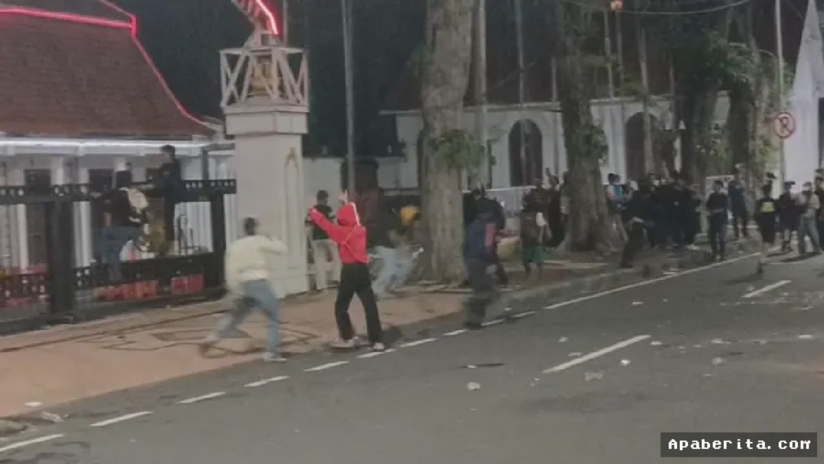 Surabaya — Demo Buruh di Depan Grahadi Ricuh, 13 Orang Terluka