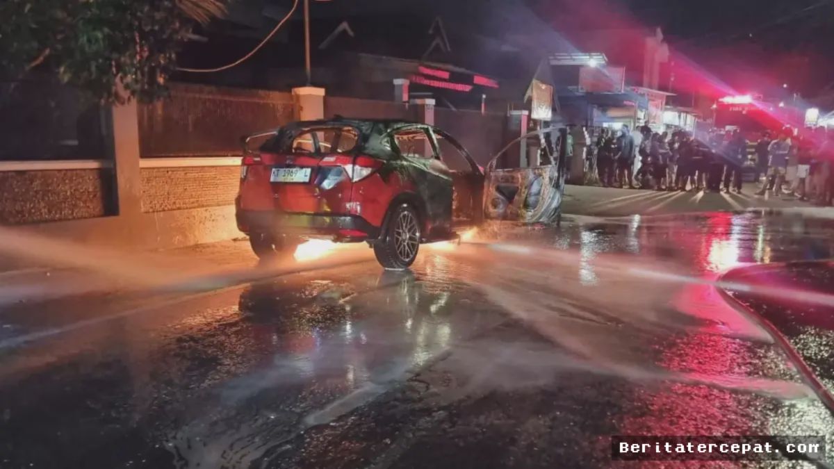 JAKARTA — Honda HR-V Hangus Terbakar Saat Melaju, Tiga Anak Selamat Dievakuasi