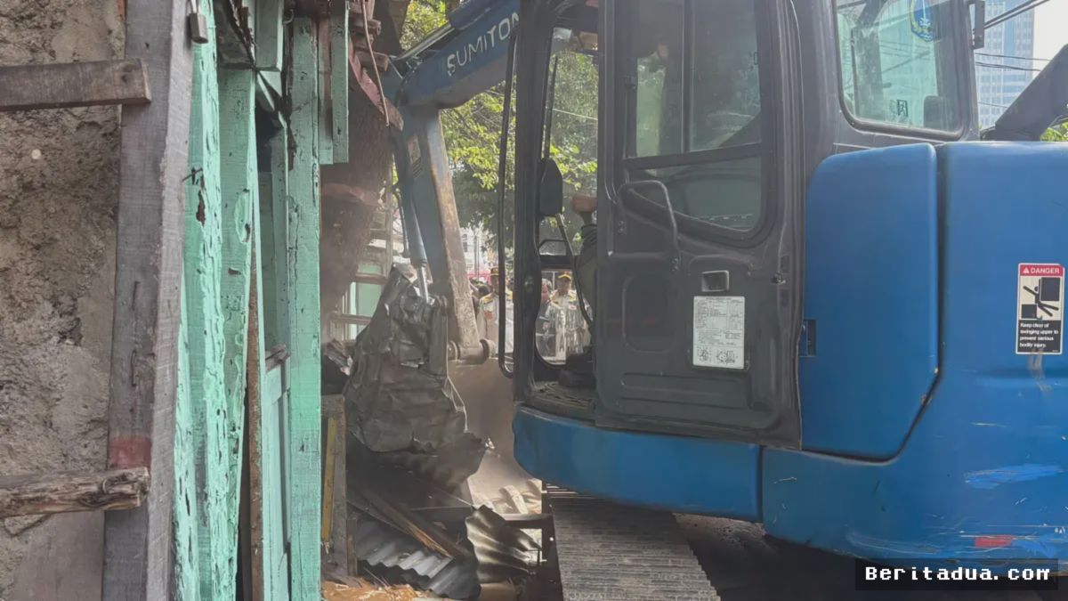 Tanah Abang — Tujuh Bangunan Liar 25 Tahun Akhirnya Diratakan