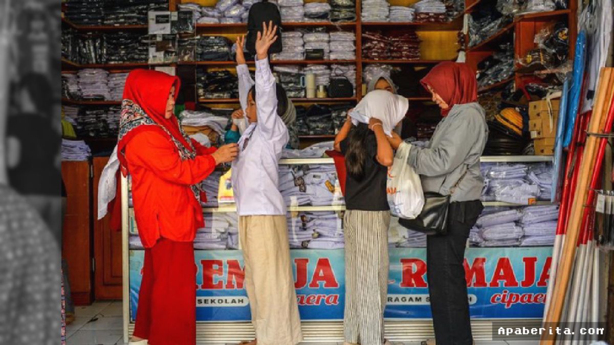Bandung — Penjualan Seragam Sekolah Melonjak Dua Kali Lipat Jelang Tahun Ajaran Baru