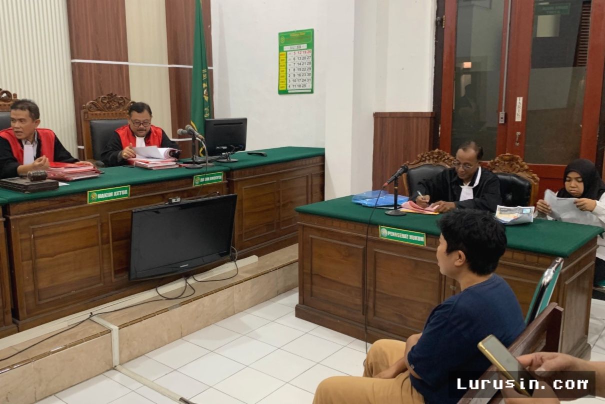 SURABAYA — Adik Terdakwa Ungkap Bukti Pembelian Rumah Dinas Bea Cukai