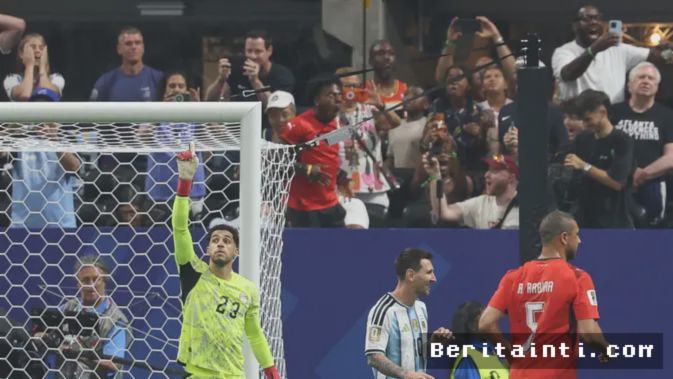 Kairo, Beritainti.com — Sebuah momen dramatis tersaji di Atlanta Stadium saat kiper tim nasional Mesir, Mostafa Shobeir, sukses menggagalkan tendangan penalti kapten Argentina, Lionel Messi, dalam laga babak 16 besar Piala Dunia 2026, Selasa (7/7/2026). Aksi heroik sang penjaga gawang itu sontak menjadi sorotan utama dalam pertandingan yang mempertemukan dua kekuatan dari benua berbeda tersebut.