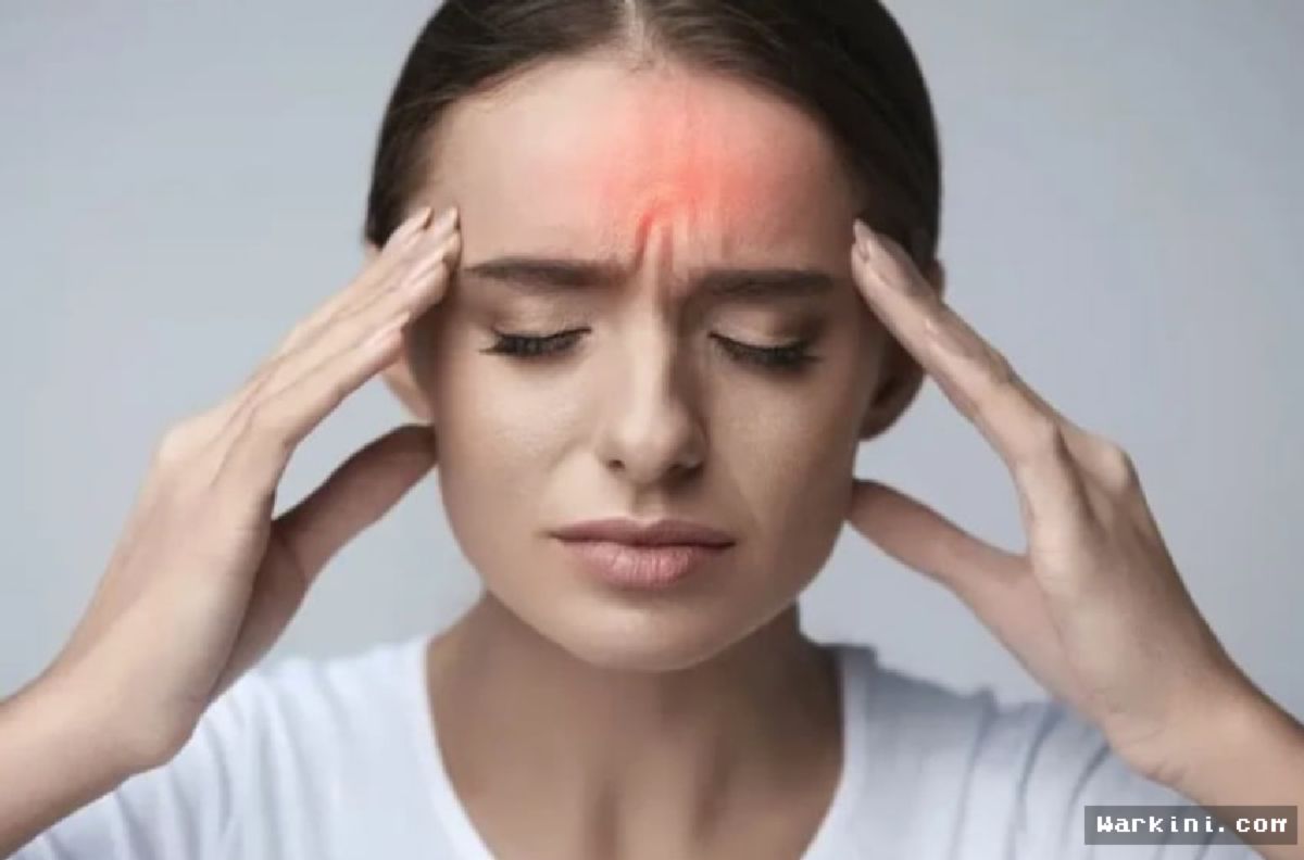 Pernah Ngerasain Kepala Kayak Mau Meledak? Chill, Dokter Punya Trik Receh Pakai Bola Tenis