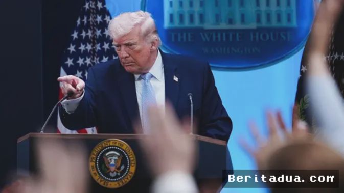 Washington, D.C.  — Presiden Amerika Serikat Donald Trump terlihat di Gedung Putih pada Minggu, 6 April 2026, dalam sebuah momen yang menandai rangkaian aktivitas kepresidenannya di tengah dinamika politik domestik dan internasional yang semakin kompleks. Kehadiran Trump di kompleks kepresidenan tersebut terekam oleh kamera kontributor Beritadua.com yang berada di lokasi, memperlihatkan presiden ke-47 itu dalam kesibukannya memimpin negara adidaya tersebut.