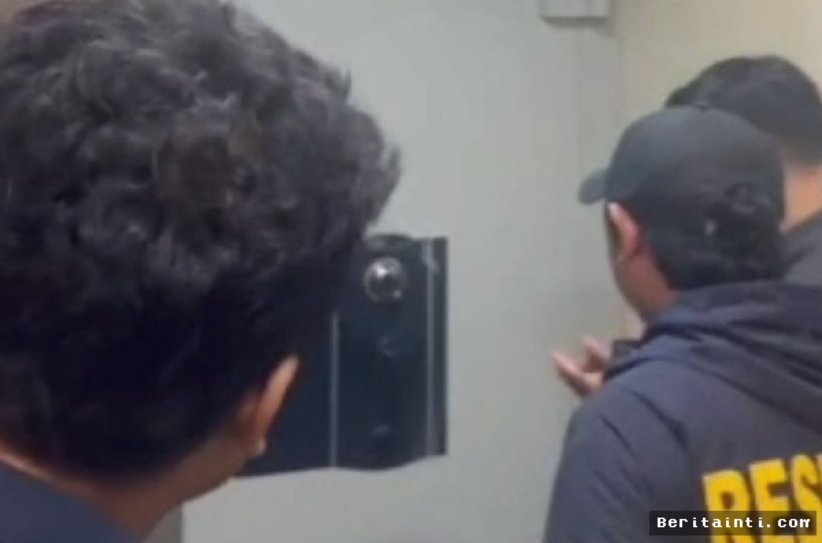 JAKARTA — Polisi Temukan Uang Fantastis Dolar AS-Singapura di Brankas Kafe Cipete