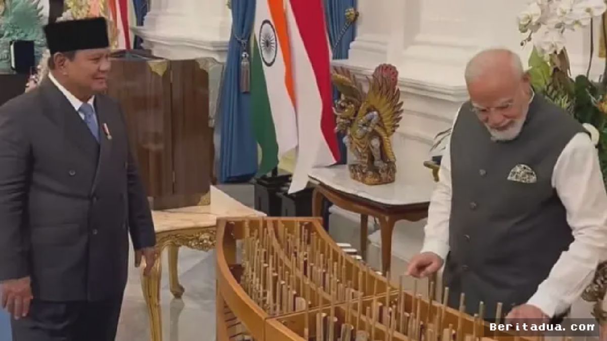 Jakarta — Presiden Prabowo Subianto memberikan satu set angklung kepada Perdana Menteri