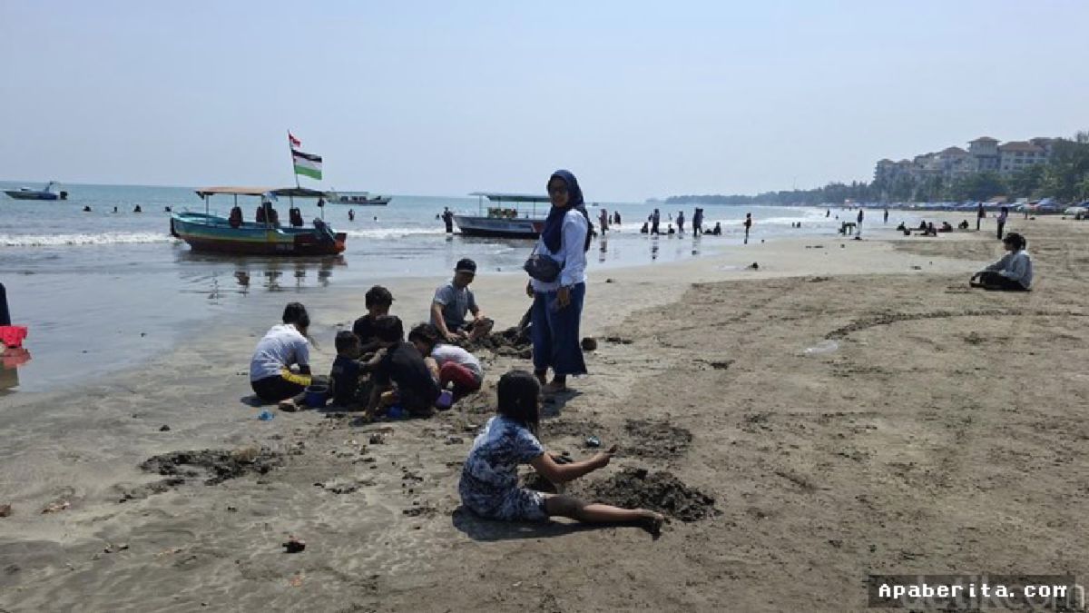 Anyer — Pantai Bandulu Tetap Ramai Meski Gunung Anak Krakatau Erupsi Siaga