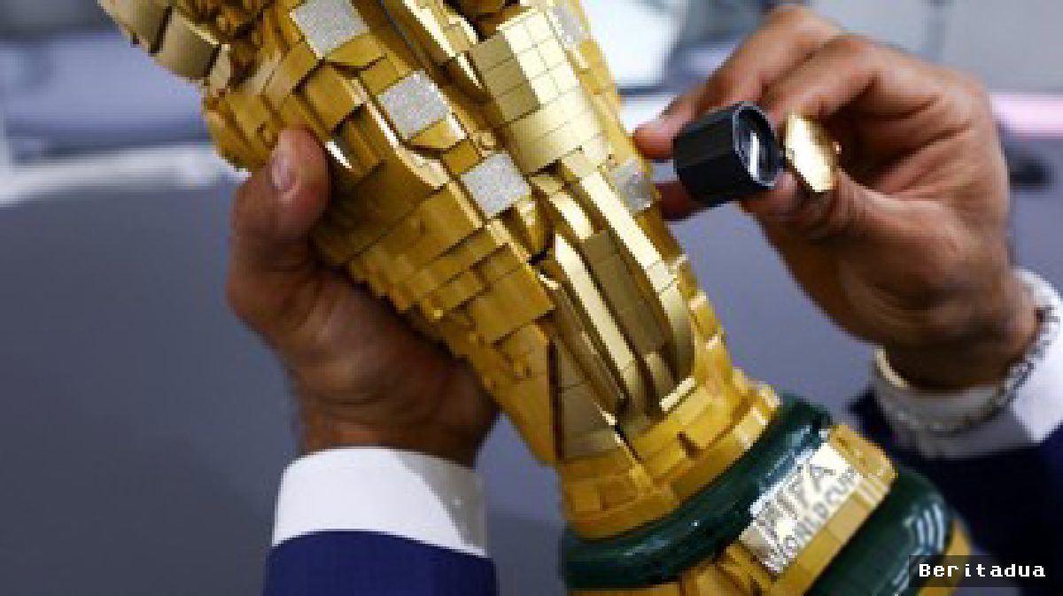 Replika Trofi Piala Dunia dari LEGO Bertabur Berlian Dipamerkan di Dubai